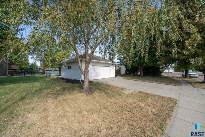 Property Photo: 1000 E Maywood St SD 57005