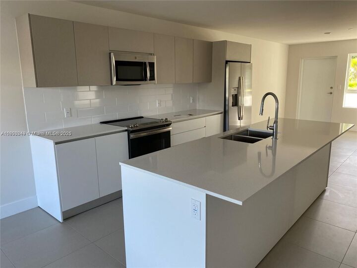 Property Photo:  2535 NE 193rd St 3108  FL 33180 