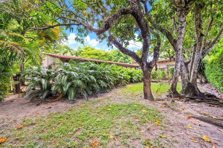 Property Photo: 1522 Zuleta Ave FL 33146