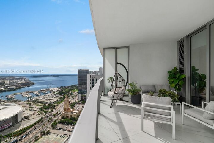 Property Photo: 851 NE 1st Ave 4403 FL 33132