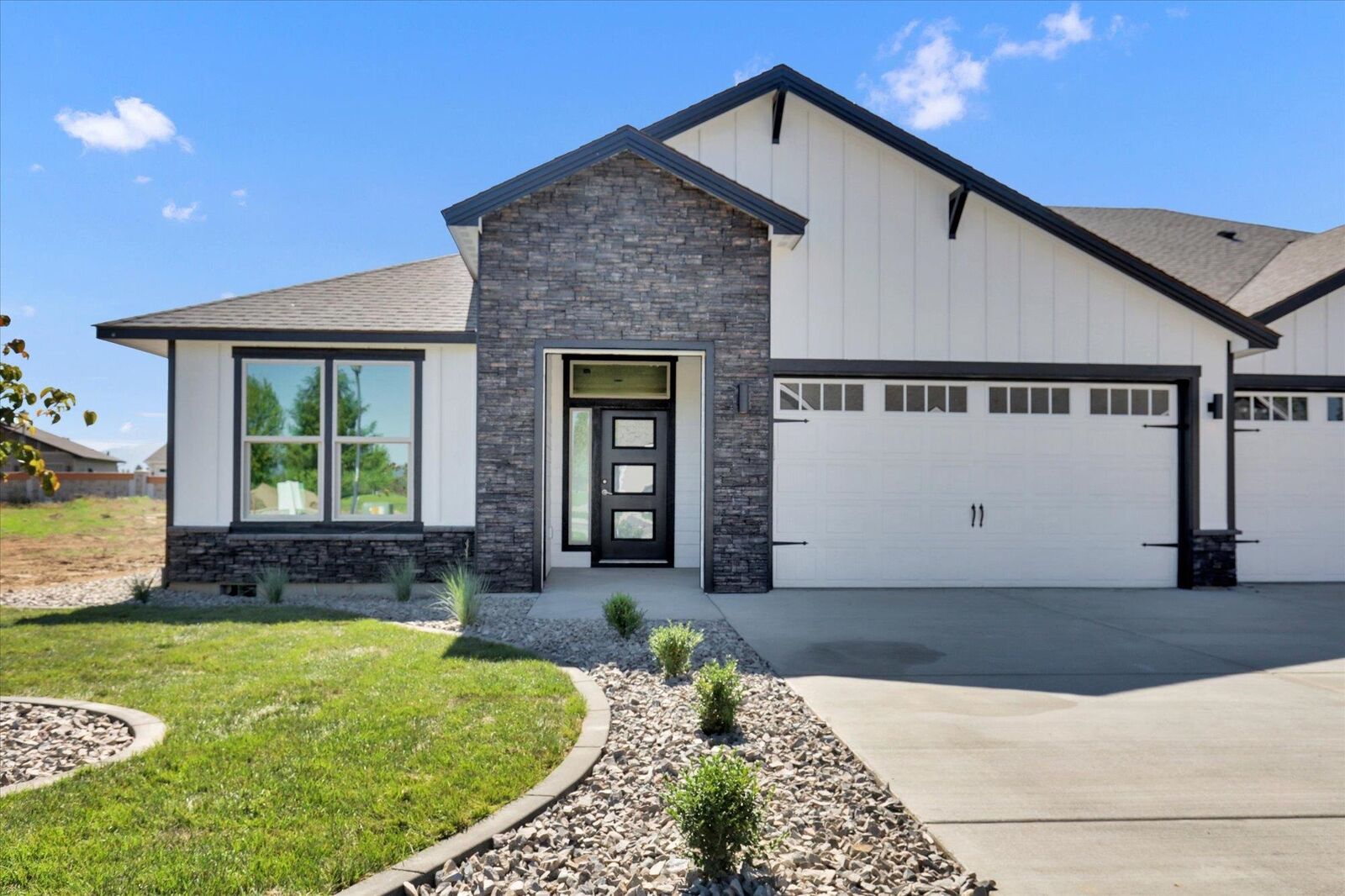 Property Photo: 1109 - Unit 29 N Country Club Dr 29 WA 99006