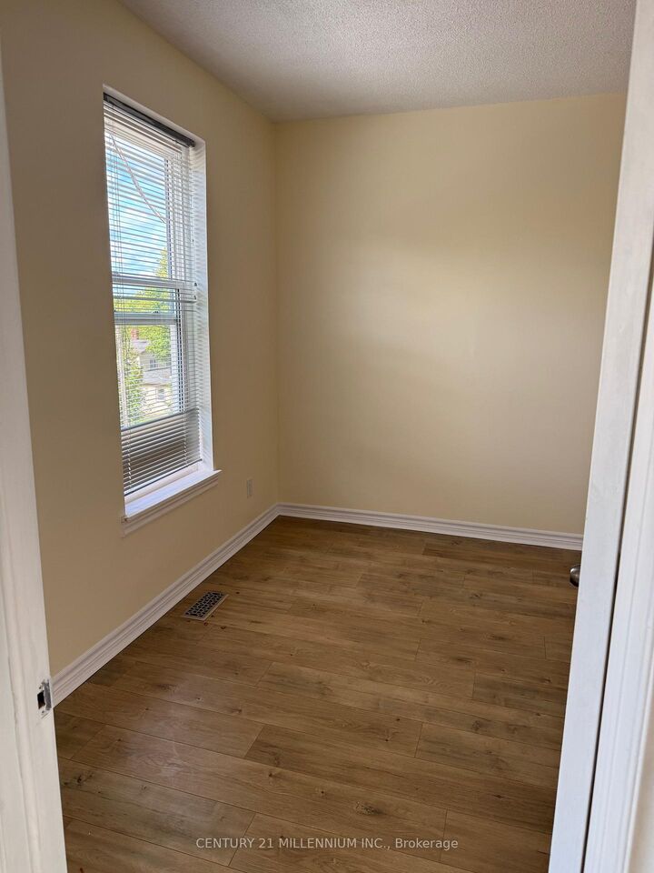 Property Photo:  1529 Queen Street E 1  ON L7K 0E3 