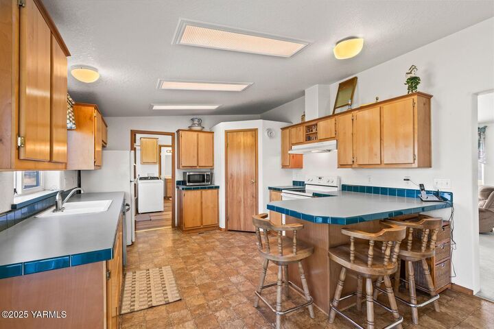 Property Photo: 7907 Ahtanum Rd WA 98903
