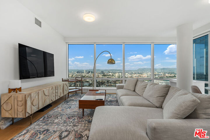 Property Photo: 877 Francisco St CA 90017
