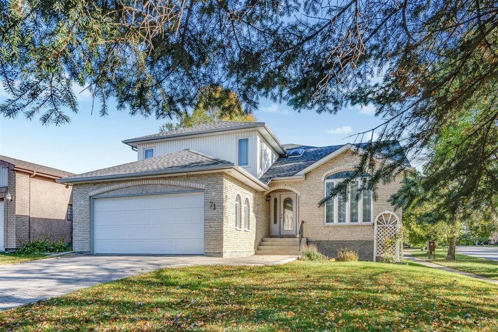 Property Photo:  71 Sandalwood Crescent  MB R2V 3V5 