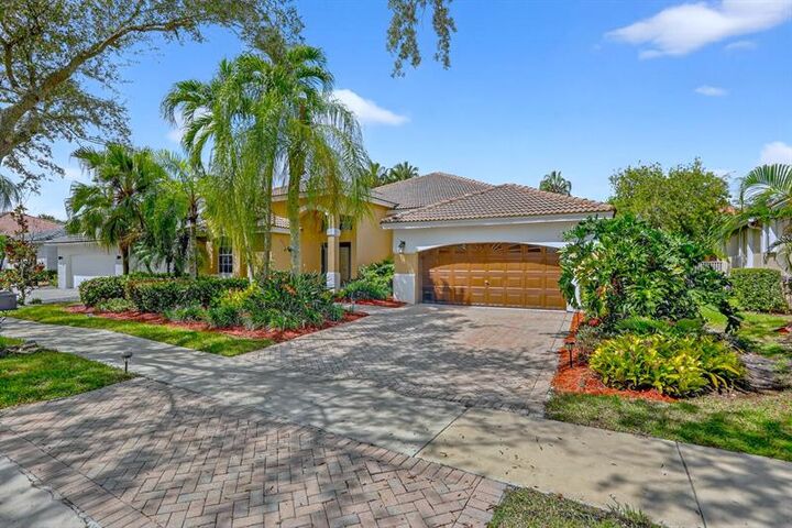Property Photo: 2807 Oakbrook Ln FL 33332