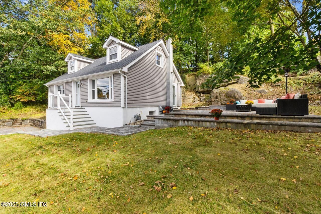 Property Photo: 207 Sheephill Road CT 06878