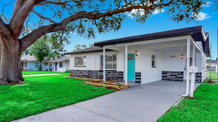 Property Photo: 730 Lynndale Street N FL 33703