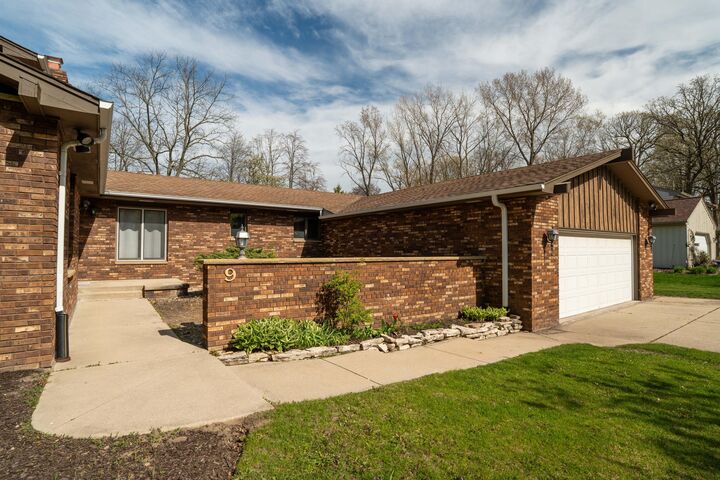 Property Photo: 9 Sandalwood Ct WI 53402