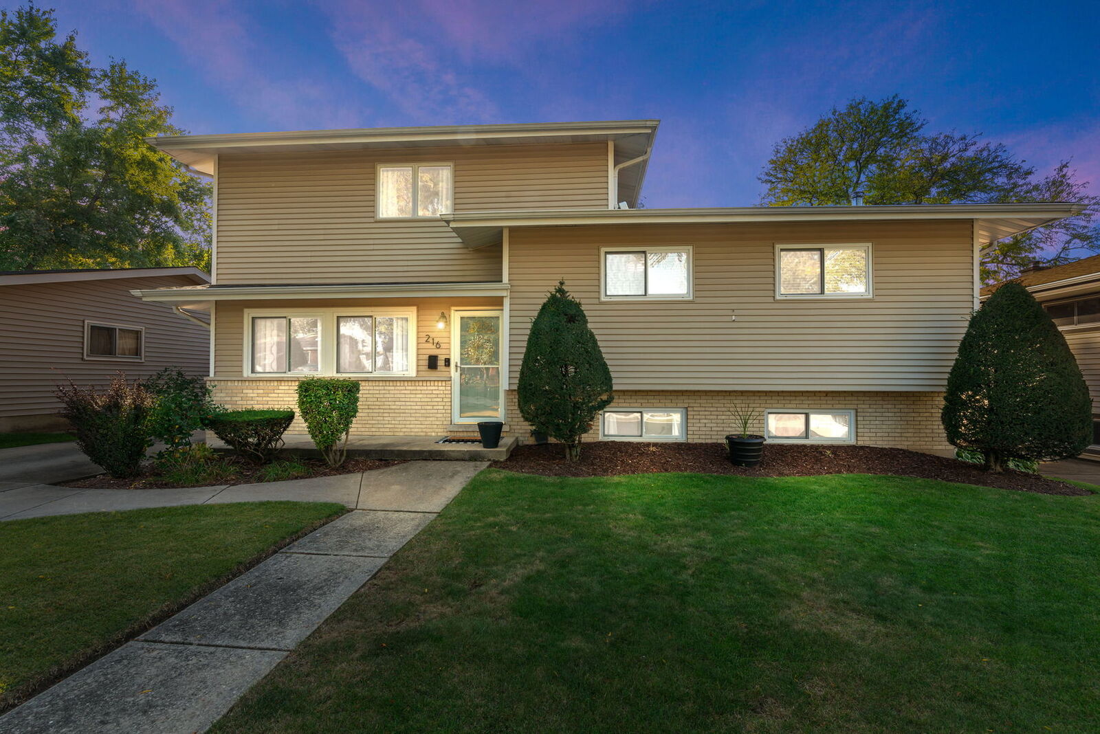 Property Photo: 216 S Edgewood Avenue IL 60148