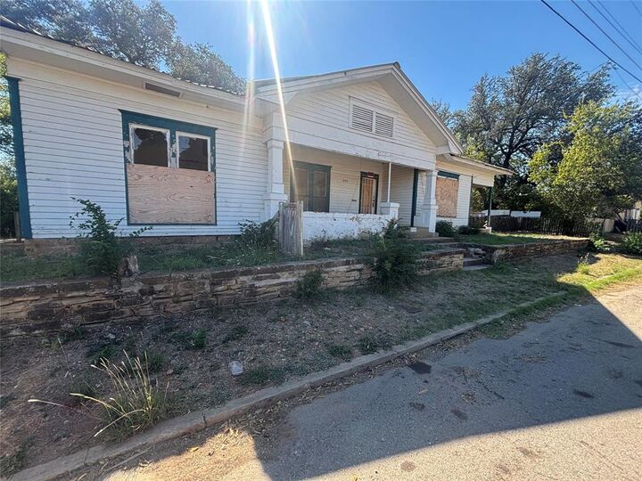 Property Photo: 606 Avenue C TX 76801