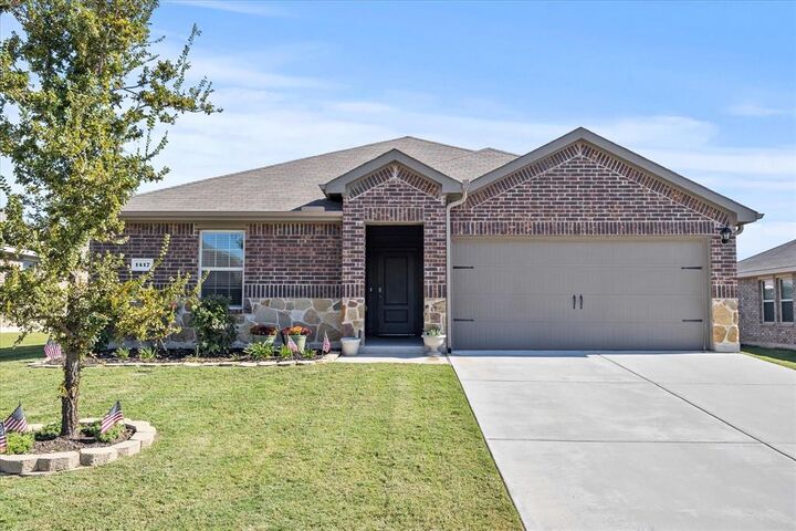 Property Photo: 1417 Ella Rose Lane TX 75189