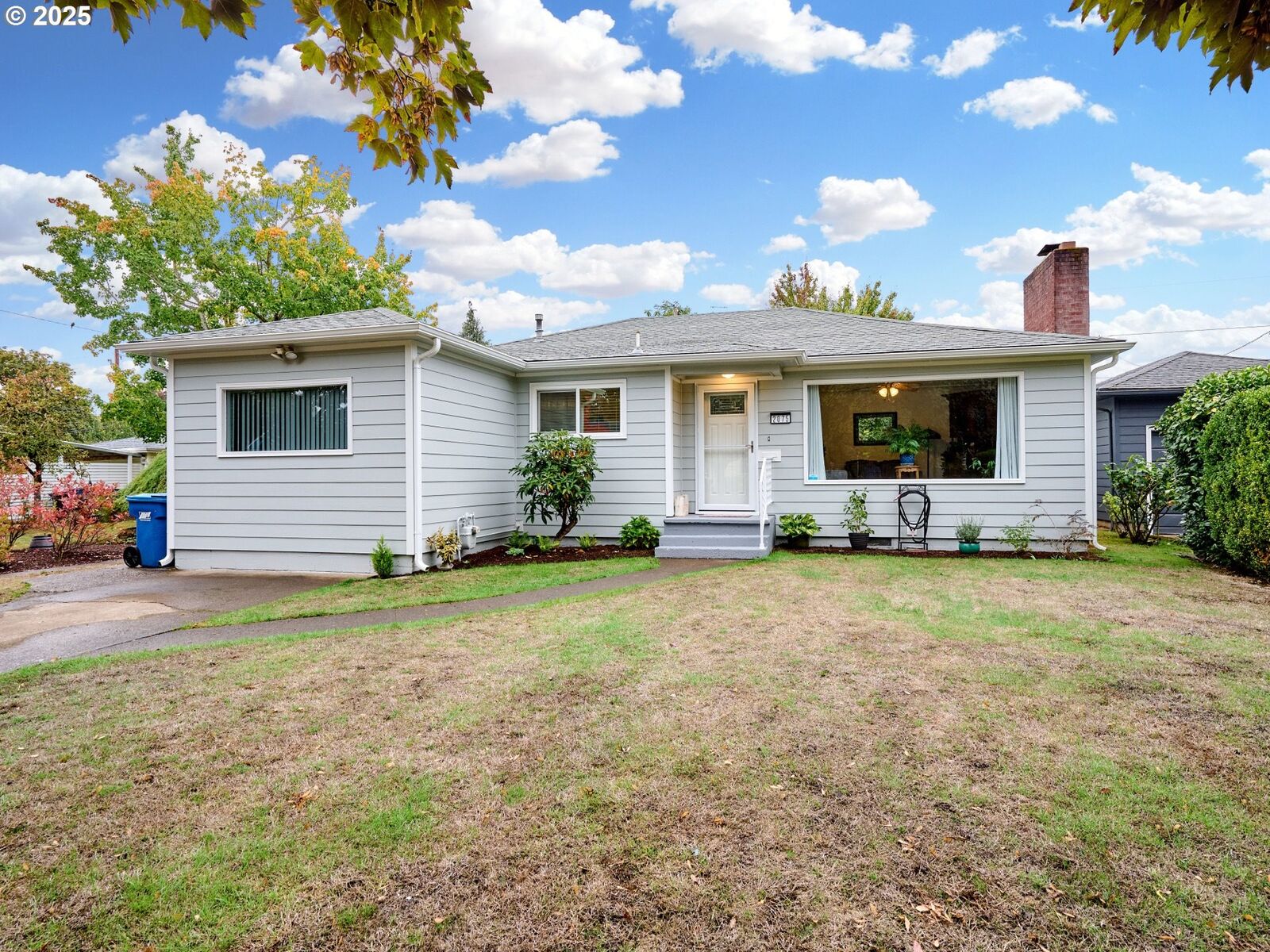 Property Photo:  2075 Laurel Ave NE  OR 97301 