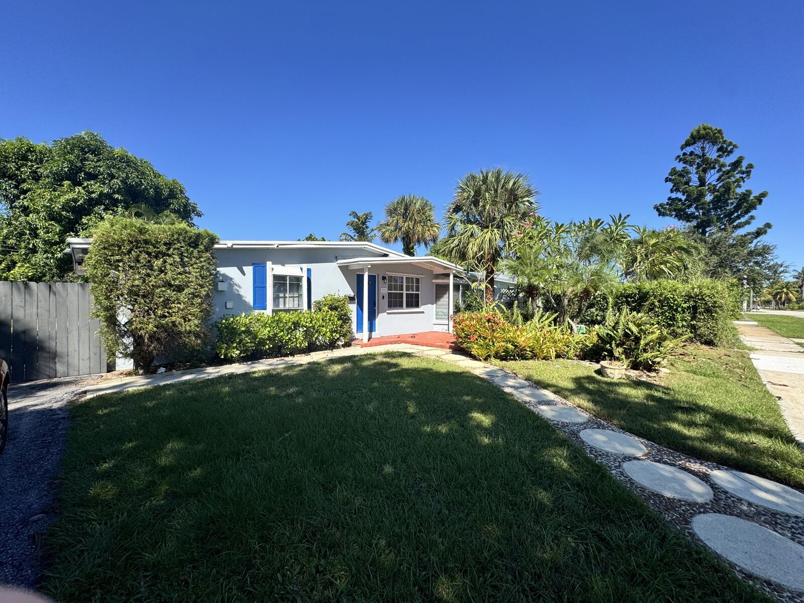 Property Photo:  919 Laurel Drive  FL 33403 