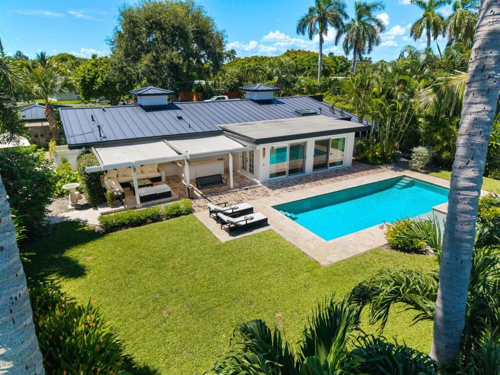 Property Photo: 6904 Venetian Way FL 33406