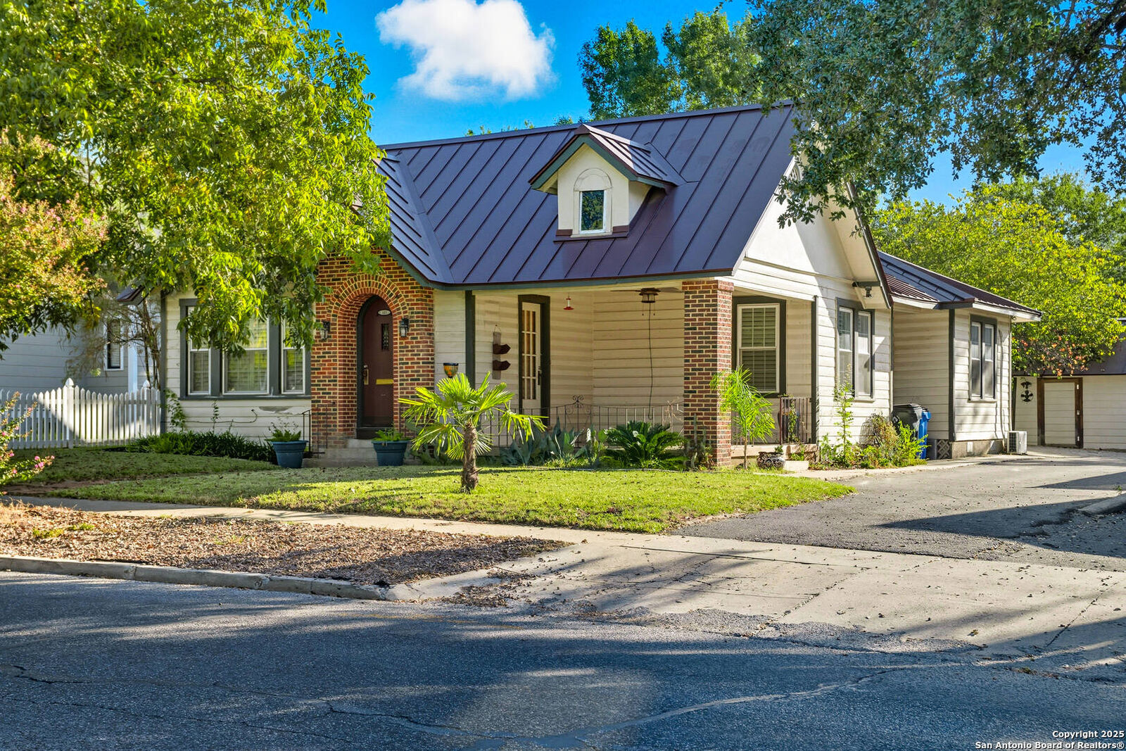 Property Photo: 611 S Austin TX 78155