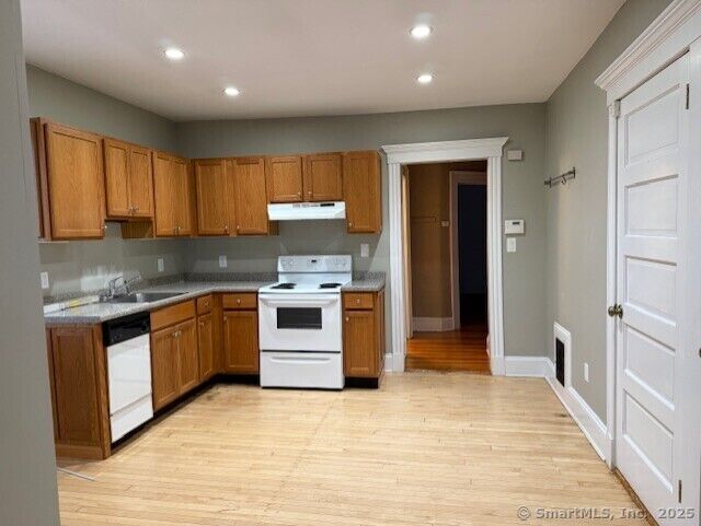 Property Photo:  208 Oxford Street  CT 06105