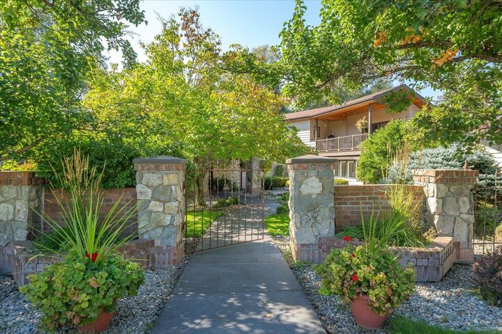 Property Photo: 3207 E River Glen Dr WA 99005