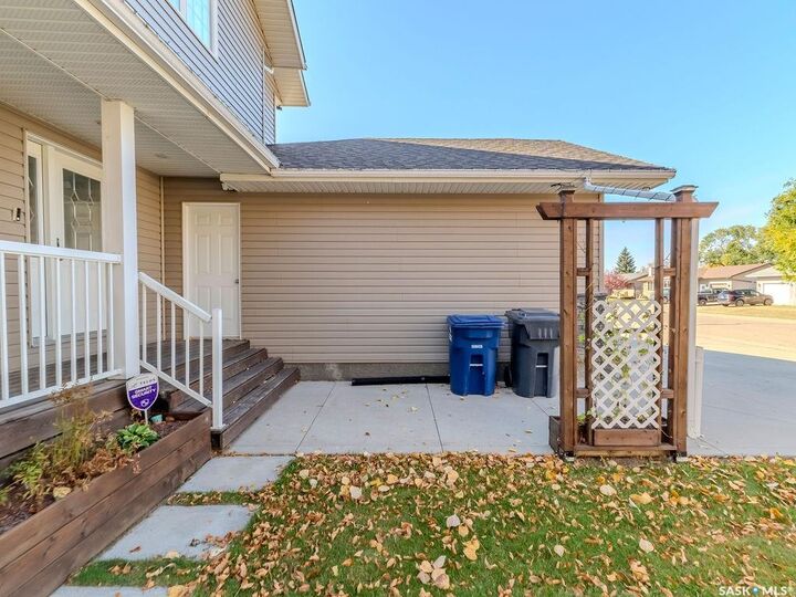 Photo de la propriété:  214 1st Street S  SK S0K 2T0