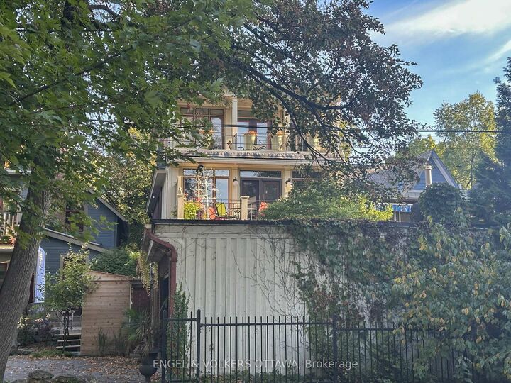 Photo de la propriété:  105 Stanley Avenue  ON K1M 1N8