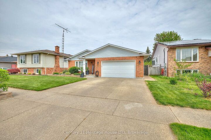 Property Photo: 7 Huntington Lane ON L2S 3J5