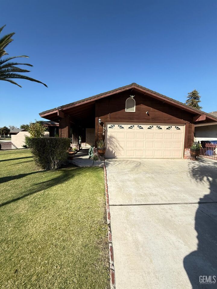 Property Photo: 1328 Malerbi Court CA 93307