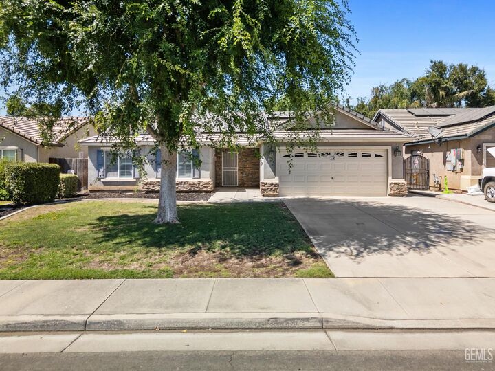 Property Photo: 12200 Verdelho Avenue CA 93312