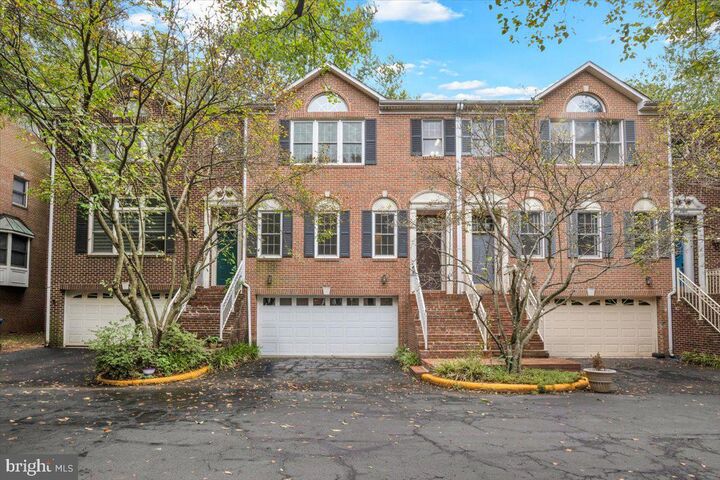 Property Photo: 2904 Oakton Crest Place VA 22181