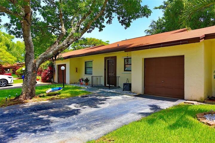 Property Photo: 6616 N Parkway Dr 6616 FL 33068