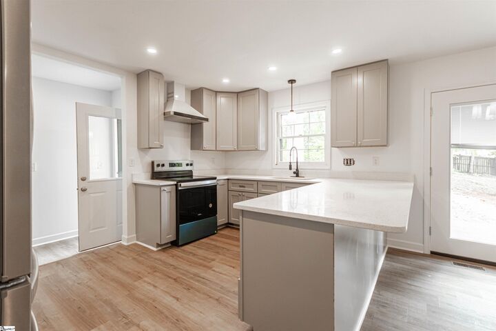 Property Photo: 203 Rosebay Drive SC 29615