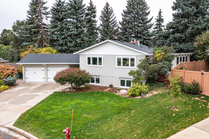 Property Photo: 1038 Highland Place ND 58501