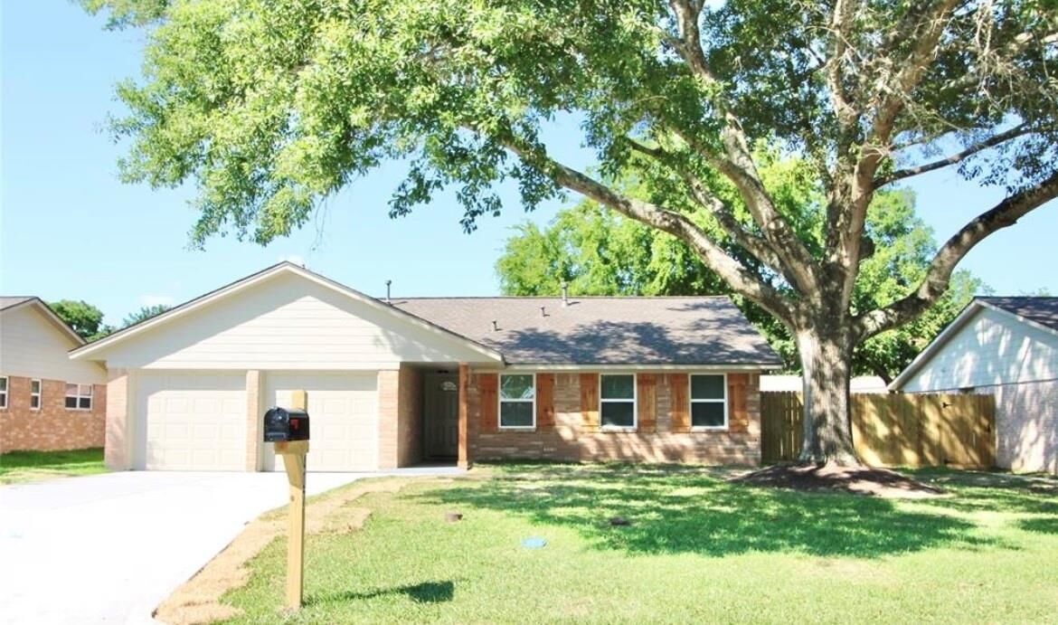Property Photo: 407 Morningside Drive TX 77546
