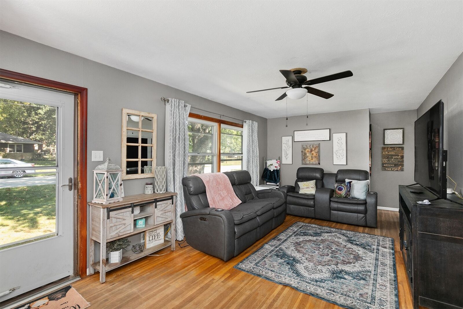 Property Photo:  1245 NE 50th Place  IA 50313 