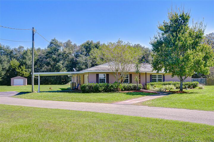 Property Photo: 12442 Green Oak Lane FL 33525