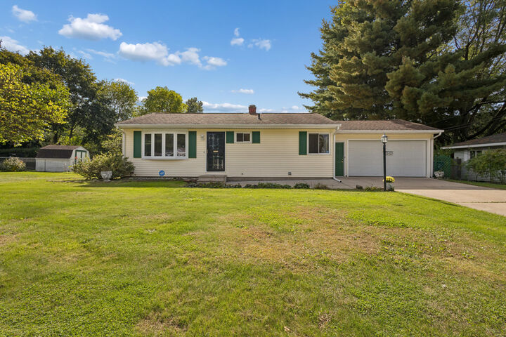 Property Photo: 5452 Lucerne Avenue MI 49048