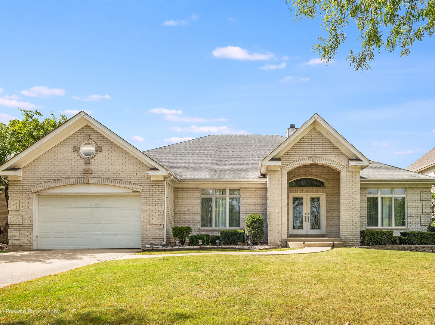 Property Photo: 986 W Stonehedge Drive IL 60101
