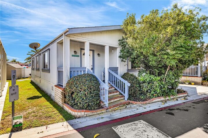80 Huntington 424  Huntington Beach CA 92648 photo