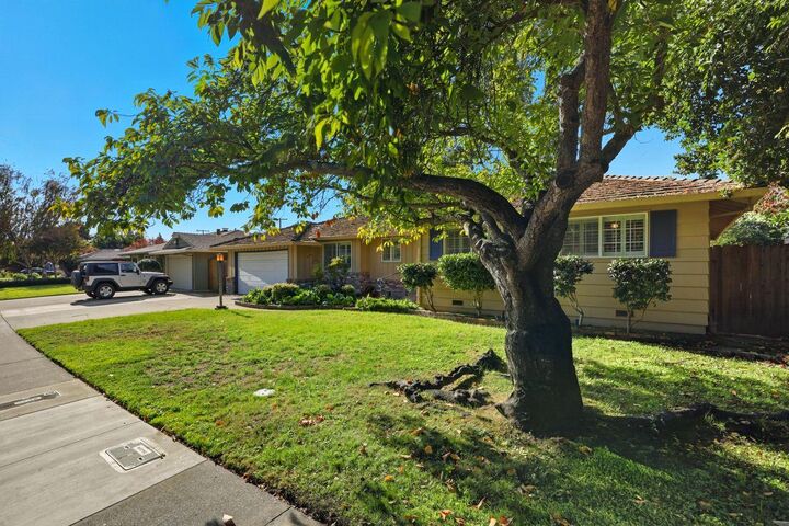 Property Photo: 936 Roeder Way CA 95822