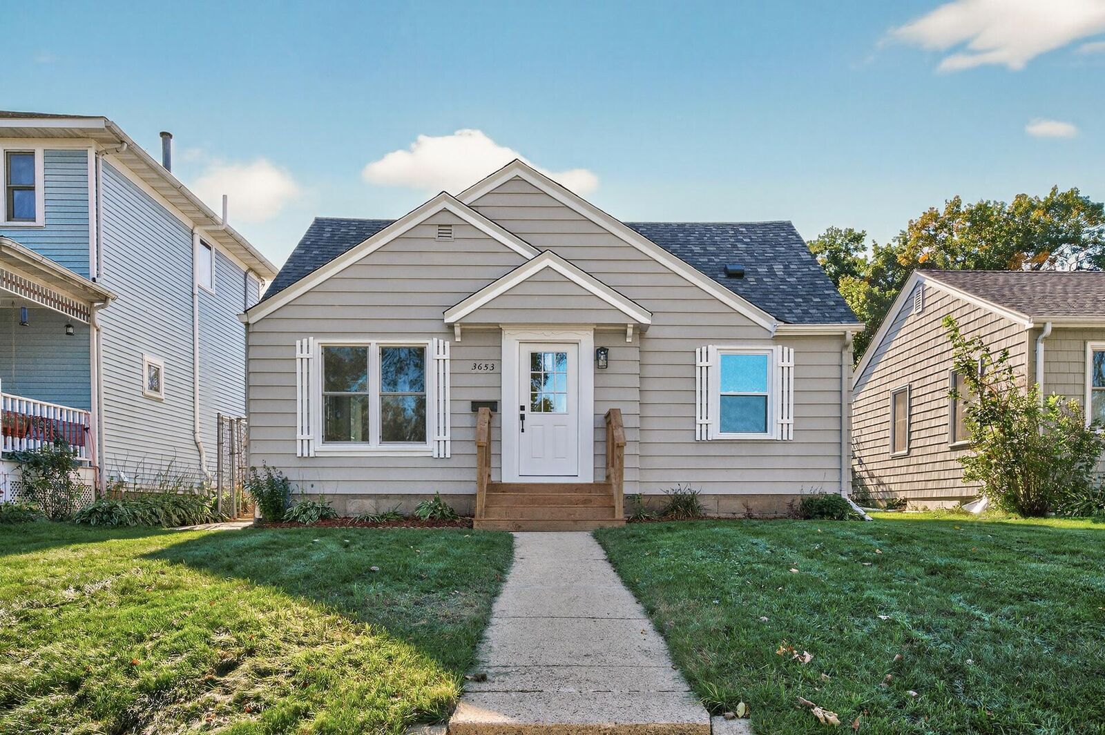 Property Photo:  3653 Hubbard Avenue N  MN 55422