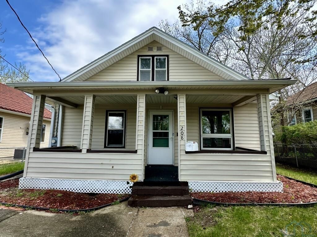 Property Photo: 208 S Leonard St IA 51103