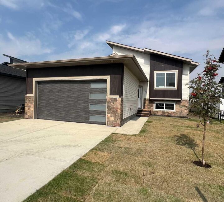 62 Metcalf Way  Lacombe AB T4L 0J9 photo