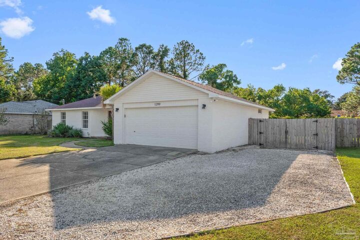 Property Photo: 1299 Middlebrook Dr FL 32506