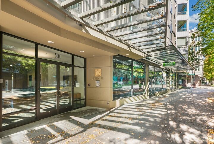 Property Photo:  5001  California Avenue SW 511  WA 98136 