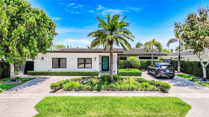 12855 Maple Rd  North Miami FL 33181 photo