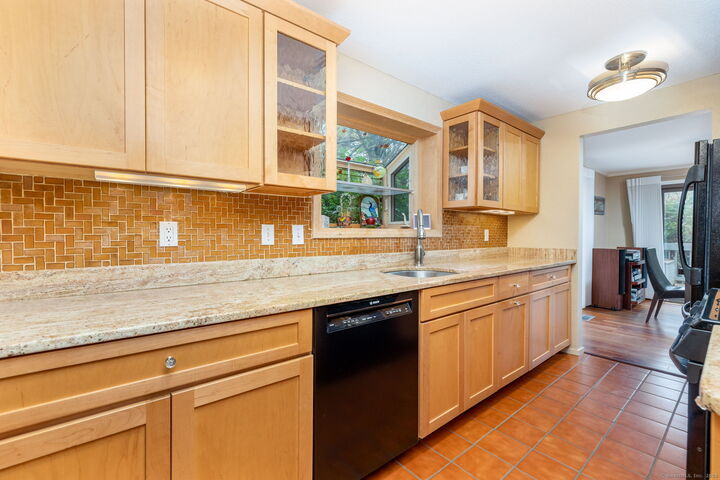 Property Photo:  2 Highland Square 2  CT 06001