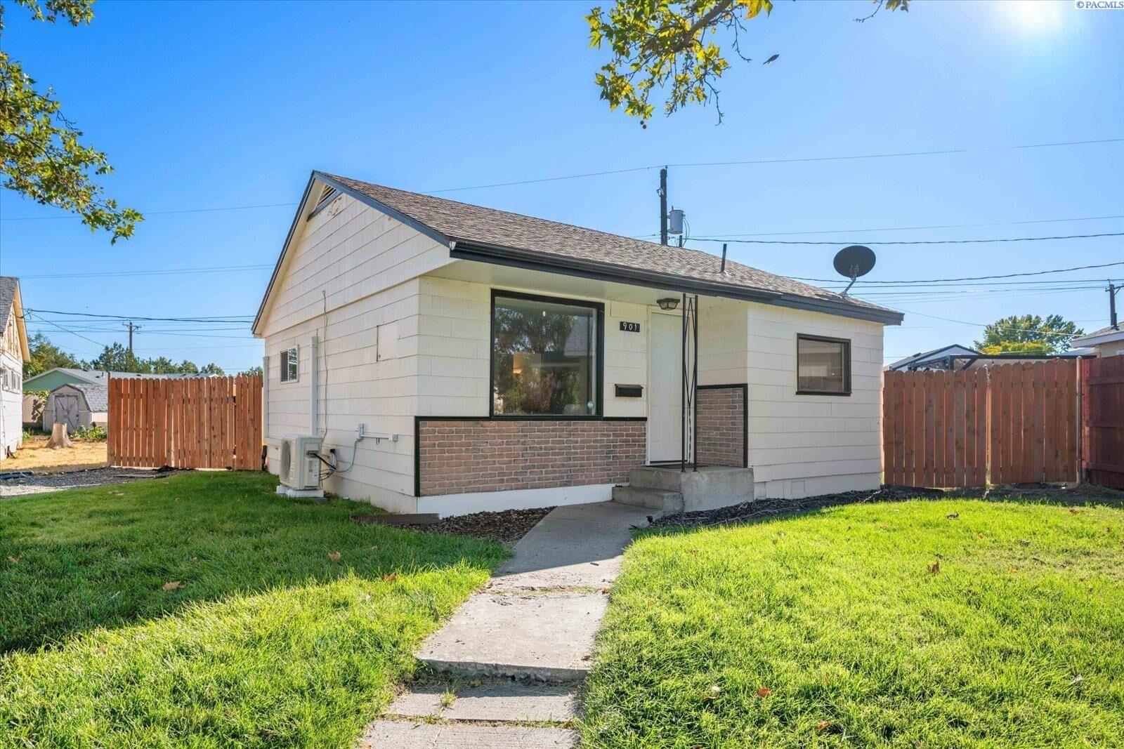 Property Photo: 901 Downing St. WA 99352