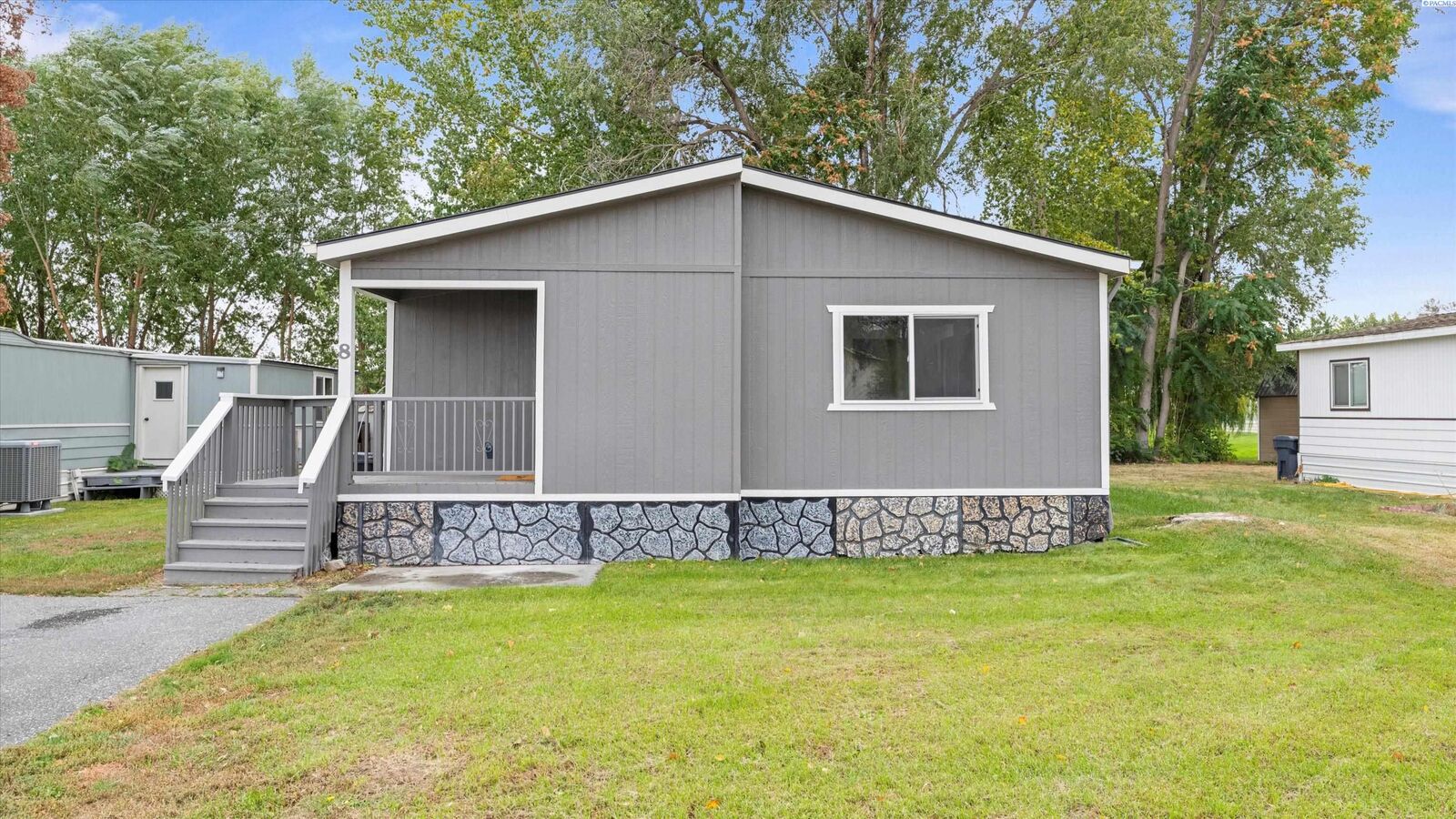 Property Photo: 8 Crown Drive Pr WA 99353