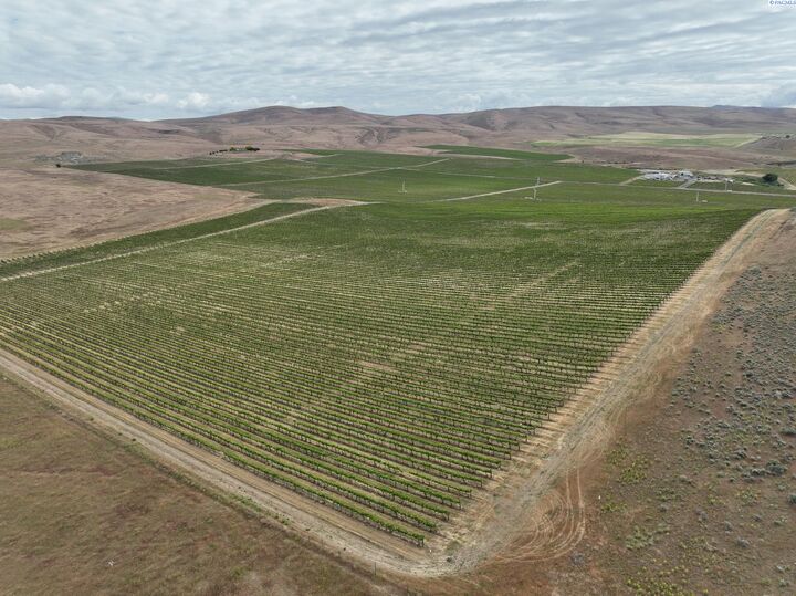 Property Photo: 2020 Vintage Rd WA 98953
