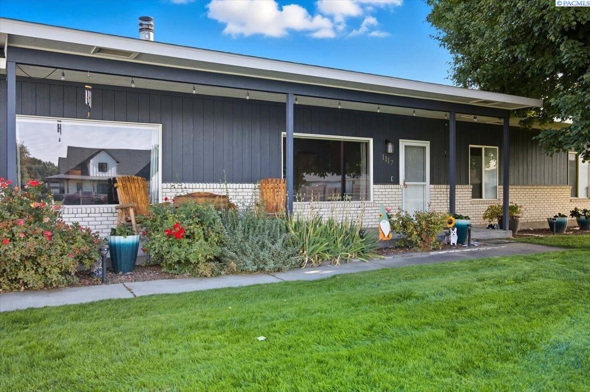 Property Photo: 1117 Road 52 WA 99301