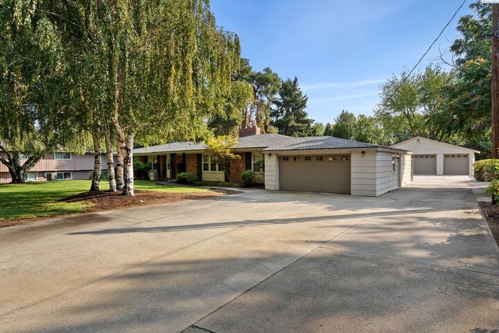 Property Photo: 2110 Davison Ave WA 99354